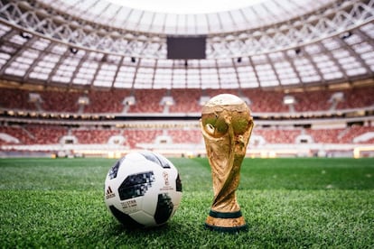 A bola e o troféu da Copa do Mundo sobre o gramado do estádio Lujniki, em Moscou, palco da final.