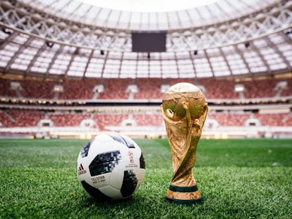 A bola e o troféu da Copa do Mundo sobre o gramado do estádio Lujniki, em Moscou, palco da final.