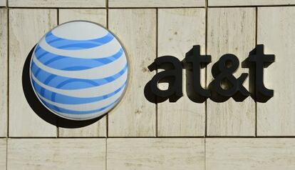 Logotipo de AT&amp;T en su sede de Dallas.