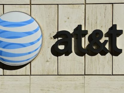 Logotipo de AT&T en su sede de Dallas.