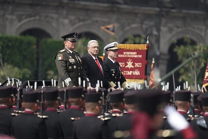 El presidente Andrés Manuel López Obrador hace el tradicional pase de revista a las tropas armadas en la plancha central de la Constitución.