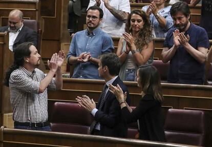 El grupo parlamentario de Unidas Podemos aplaude la intervención de Pablo Iglesias.