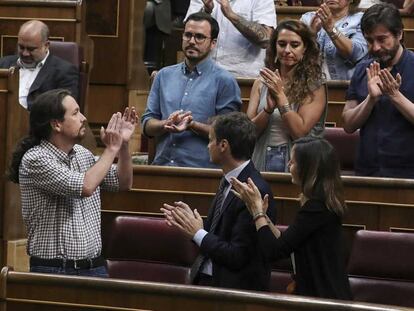 El grupo parlamentario de Unidas Podemos aplaude la intervención de Pablo Iglesias.