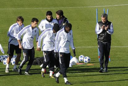 José Mourinho, junto a algunos jugadores durante el entrenamiento de ayer en Madrid antes de viajar a Ámsterdam.