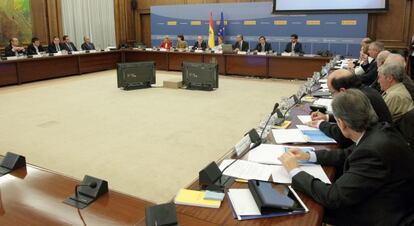 La ministra de Fomento, Ana Pastor, y el presidente de Puertos del Estado, Jos&eacute; Llorca, en el centro de la imagen, presiden una reuni&oacute;n con los presidentes de los puertos espa&ntilde;oles a finales de 2012.