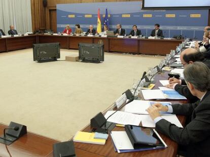 La ministra de Fomento, Ana Pastor, y el presidente de Puertos del Estado, Jos&eacute; Llorca, en el centro de la imagen, presiden una reuni&oacute;n con los presidentes de los puertos espa&ntilde;oles a finales de 2012.