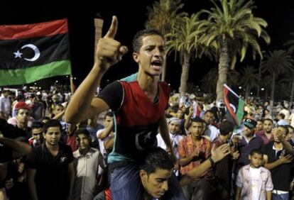 Rebeldes libios celebran la victoria sobre el régimen de Gadafi en la plaza de los mártires en Trípoli