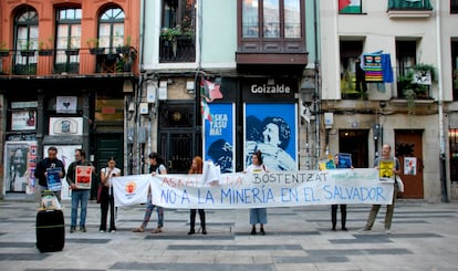 Ivania Cruz (en el centro de la imagen) durante un acto de apoyo a las causas que defiende desde Bilbao el 30 de septiembre.