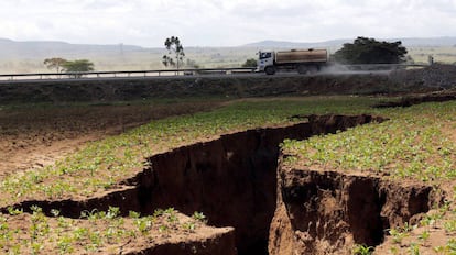 Un camión circula cerca de la grieta abierta en Mai Mahiu, Kenia, el 28 de marzo de 2018.