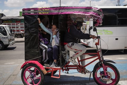 Habitantes del sur de Bogotá se desplazan en un bicitaxi, el 4 de septiembre de 2024.