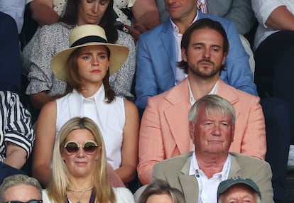 Siguiendo con el desfile de estrellas, Emma Watson se dejó ver en la pista con su hermano Alex Watson. La actriz también acudió a la final femenina que se celebró el día anterior en el mismo lugar. En esa ocasión, estuvo acompañada del cantante Lewis Capaldi. 