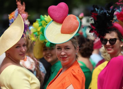 Las últimas palabras de Fletcher para el código de vestimenta de Ascot son las siguientes: “Piensa en Ascot como si fuera una alfombra roja: es una oportunidad para emular la energía de personaje protagonista”. Porque, sobre el estilo en Ascot, en palabras de su diseñador creativo, “lo único que debes hacer es no pasar desapercibido”. Unas palabras que se han tomado al pie de la letra los asistentes al primer día de las carreras.