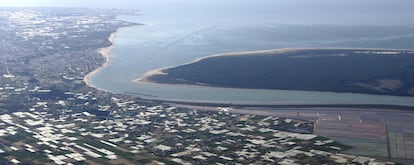 Desembocadura del Guadalquivir; a la izquierda, Sanlúcar (Cádiz) y a la derecha, Doñana (Huelva).