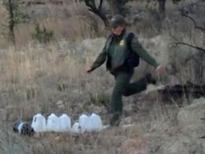 Una ONG muestra en imágenes a los agentes de EE UU acabando con las garrafas que las organizaciones humanitarias dejan en el camino