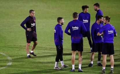 Valverde, junto a algunos jugadores del Barcelona, en Arabia Saudí.