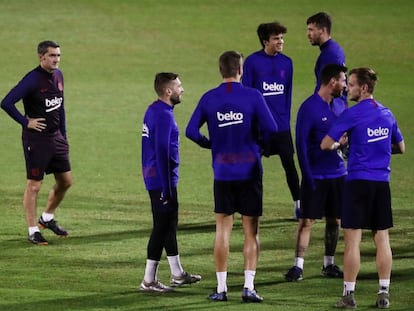 Valverde, junto a algunos jugadores del Barcelona, en Arabia Saudí.