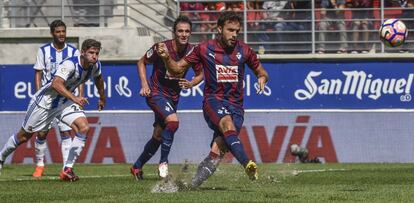 Pedro León falla el penalti contra la Real Sociedad.