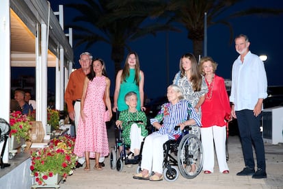 De izquierda a derecha: Jean Henri Fruchaud, la reina Letizia, la princesa Sofía, la princesa Irene, Tatiana Radziwill, la princesa Leonor, doña Sofía y el rey Felipe, este domingo 4 de agosto en Palma.
