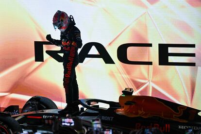 Max Verstappen celebra la victoria subido a su monoplaza.  