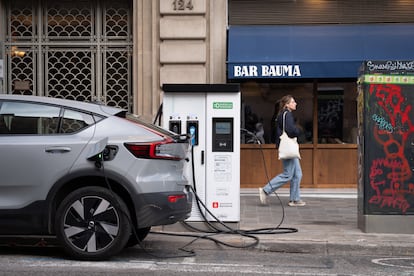 Un coche eléctrico en un punto de recarga en una calle de Barcelona.