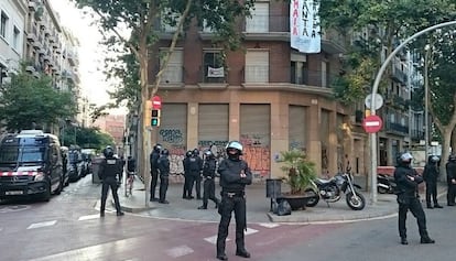 Agentes antidisturbios de Mossos, ante el edificio okupado.