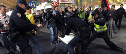 Carga contra participantes en la concentraci&oacute;n de trabajadores de Iberia. 