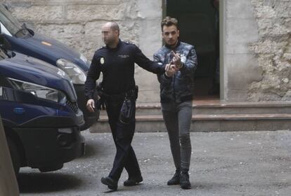 El joven de 22 a&ntilde;os que fue detenido tras ser grabado por una c&aacute;mara de seguridad a su salida del Palacio de Justicia de Alicante. 