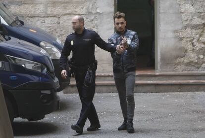 El joven de 22 años que fue detenido tras ser grabado por una cámara de seguridad a su salida del Palacio de Justicia de Alicante.