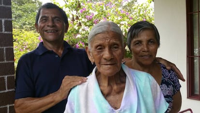 Eulalia Obdulia, centenaria de Nicoya (Costa Rica), posa con sus hijos Elías (de 72 años) y Carmen (de 70 años)