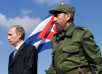 Viaje oficial del presidente de Rusia Vladimir Putin a Cuba. En la imagen, Putin (i) y Castro, presidente de Cuba, durante la recepción oficial en La Habana, en 2000.
