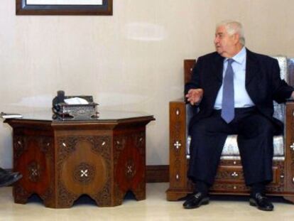 El ministro de Exteriores sirio, Walid Mualem (derecha), y el jefe de la Cruz Roja, Jakob Kellenberger.