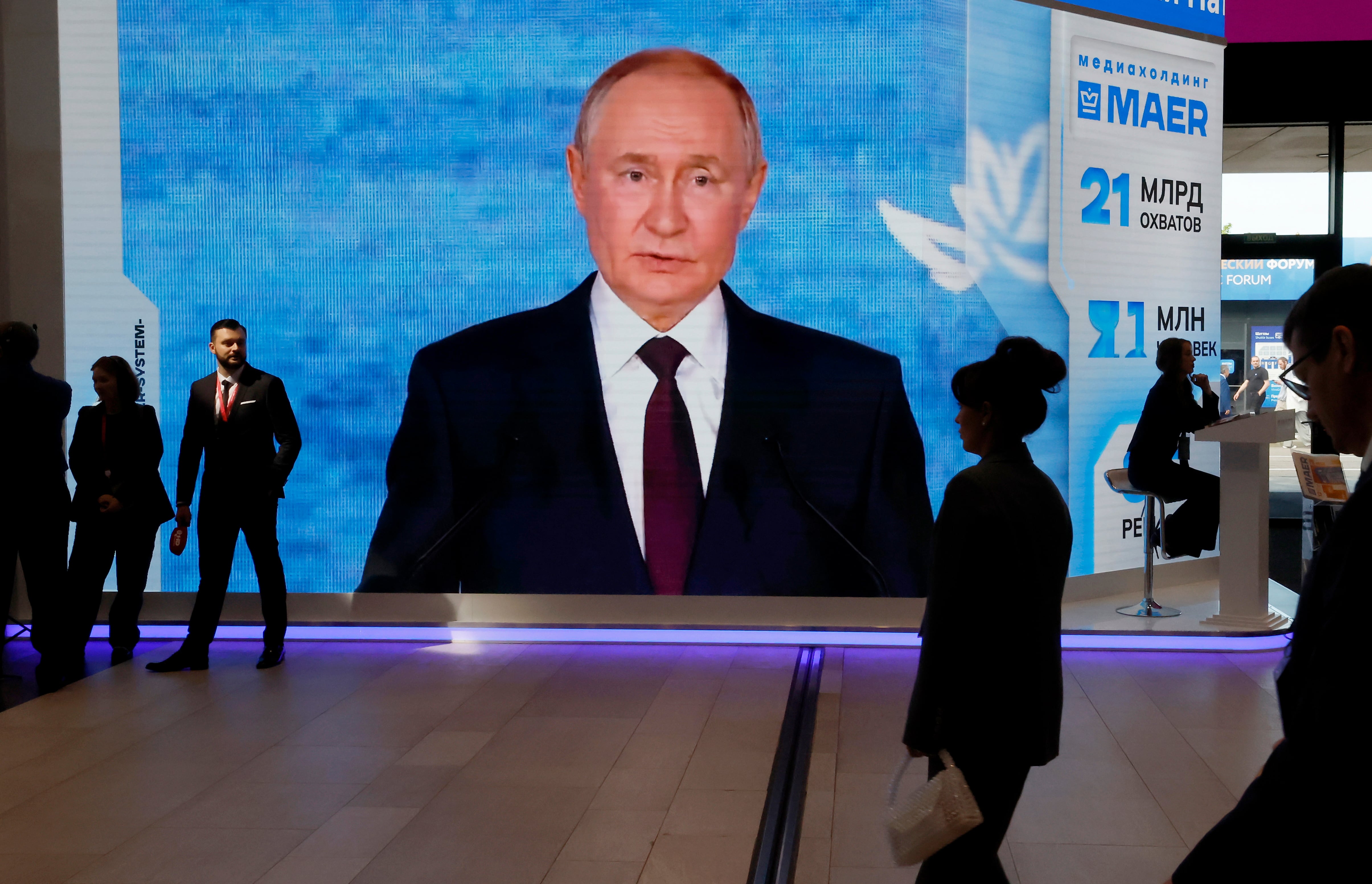 Ultraderecha alemana, Steven Seagal y una delegación ‘fantasma’ de Trump: Putin exhibe su poder blando en San Petersburgo