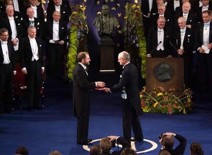 El estadounidense Andrew Z. Fire recibe el Nobel de Medicina de manos del rey de Suecia ante el busto de Alfred nobel, fundador de los premios.