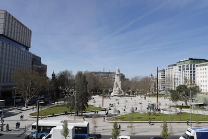 Los clientes podrán acceder a la nueva tienda desde un aparcamiento de nueva creación y desde la plaza, donde se han ampliado aceras y accesos peatonales, y en la que está prevista la plantación de más de 1.300 árboles nuevos.