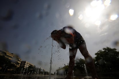 Un turista se refresca en el centro de Córdoba este viernes.