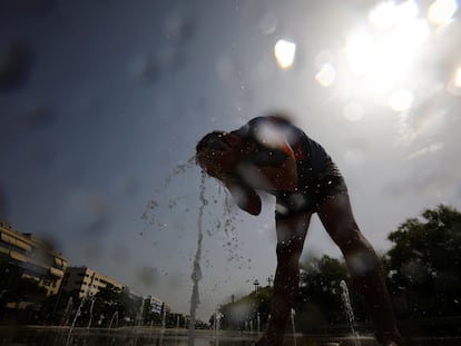 Un turista se refresca en el centro de Córdoba este viernes.