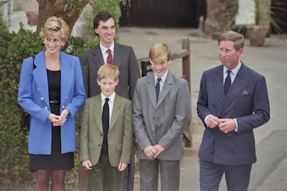 Apesar de separados, o casal continuou a cumprir alguns compromissos juntos, principalmente no âmbito familiar. Na imagem, na última aparição pública dos quatro, em setembro de 1995, quando Charles e Diana, junto com Harry, acompanharam William em seu primeiro dia no internato Eton. O divórcio do casal seria anunciado 10 meses depois. Diana faleceu em Paris em 31 de agosto de 1997.