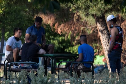 Jovenes en un parque de Villaverde, en Madrid, el martes.