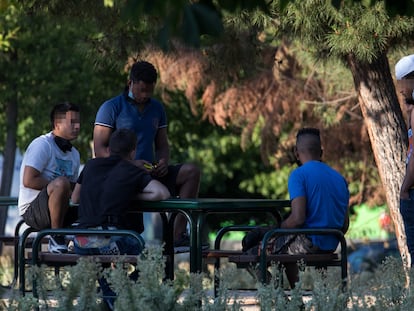 Varios jóvenes en el parque El Cruce, en Villaverde, Madrid.