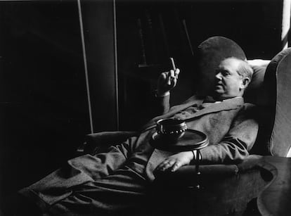 El escritor inglés Evelyn Waugh (1903-1966), en 1955.