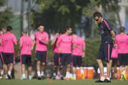 El entrenador del FC Barcelona, Luis Enrique, durante el entrenamiento en la ciudad deportiva Joan Gamper, el 17 de octubre de 2014.