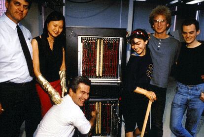 De izquierda a derecha, Ted Bilodeau, Arlene Chung, Dick Clayton, Tamiko Thiel, Brewster Kahle  y Carl Feynman junto a uno de los prototipos de superordenador de Thinking Machines