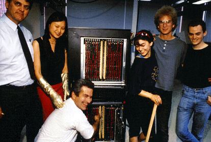 De izquierda a derecha, Ted Bilodeau, Arlene Chung, Dick Clayton, Tamiko Thiel, Brewster Kahle y Carl Feynman junto a uno de los prototipos de superordenador de Thinking Machines