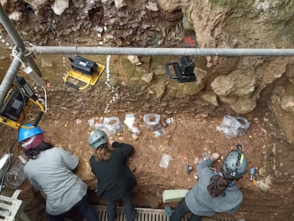 Excavación arqueológica en El Castillo.