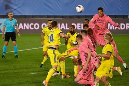 El defensa francés del Real Madrid Raphael Varane, intenta despejar el balón durante el partido de fútbol de la Liga española entre el Real Madrid CF y el Cádiz CF.