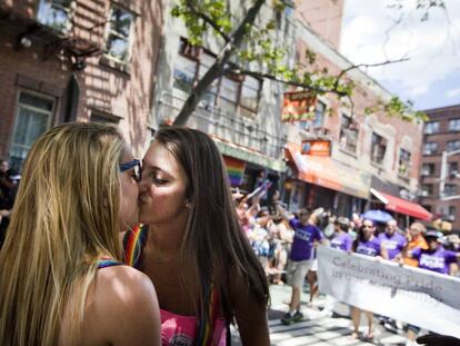Dos j&oacute;venes se besan en el desfile del orgullo gay de 2012 en Nueva York