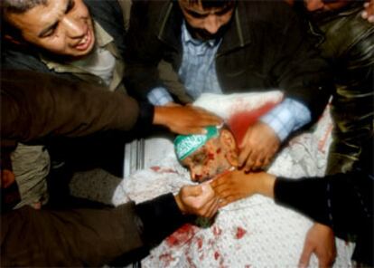Varios palestinos lloran ante el cadáver de Rantisi en la morgue del Hospital de Shifa.