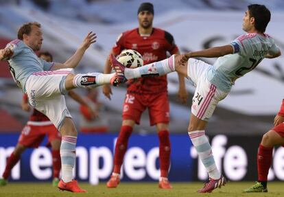 Krohn-Dehli y Augusto intenta controlar el bal&oacute;n ante Iborra.