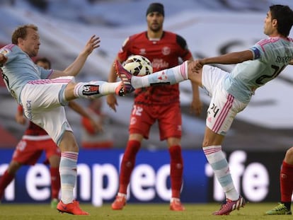 Krohn-Dehli y Augusto intenta controlar el bal&oacute;n ante Iborra.