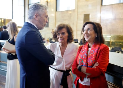 El ministro del Interior, Fernando Grande-Marlaska, charla con la presidenta del Consejo de Estado, Carmen Calvo (en el centro), y la titular de Defensa, Margarita Robles, en septiembre pasado.